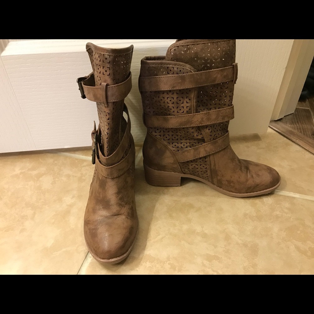Boots - Picture 4 of 5